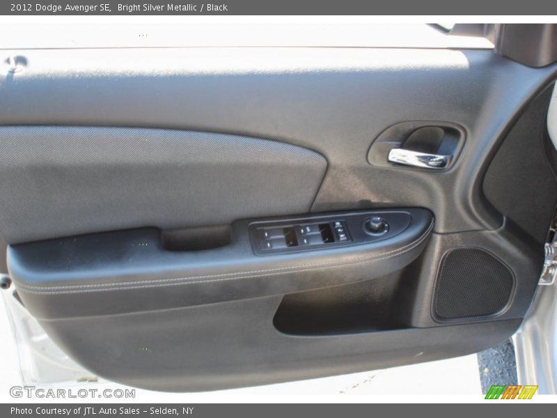 Bright Silver Metallic / Black 2012 Dodge Avenger SE