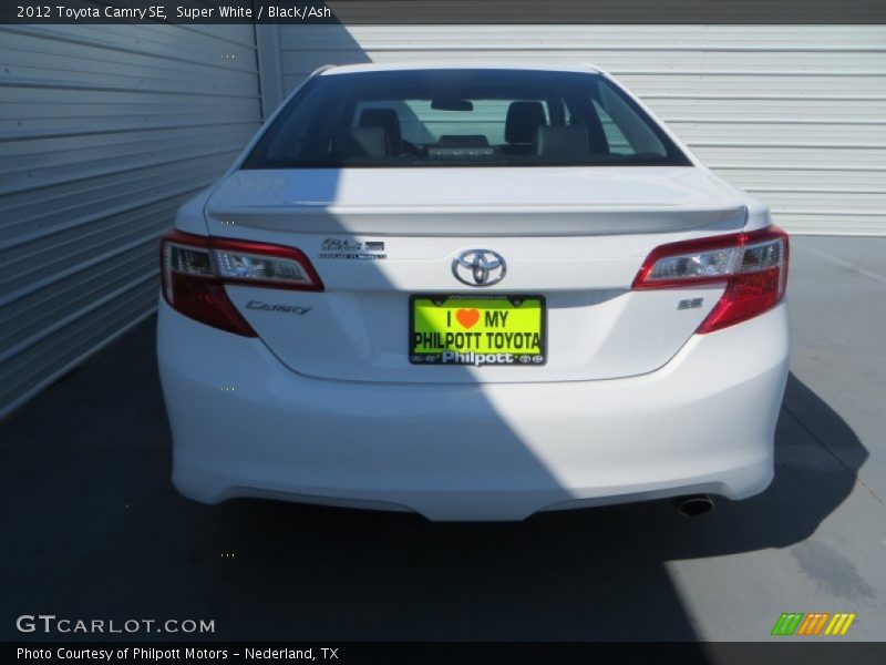 Super White / Black/Ash 2012 Toyota Camry SE