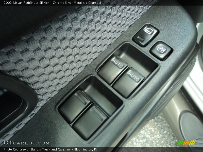 Chrome Silver Metallic / Charcoal 2002 Nissan Pathfinder SE 4x4