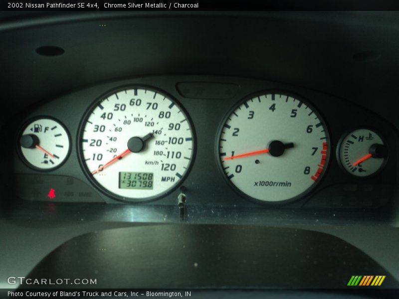 Chrome Silver Metallic / Charcoal 2002 Nissan Pathfinder SE 4x4
