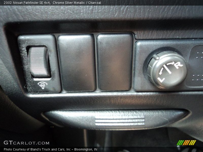 Chrome Silver Metallic / Charcoal 2002 Nissan Pathfinder SE 4x4