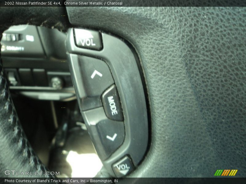 Chrome Silver Metallic / Charcoal 2002 Nissan Pathfinder SE 4x4