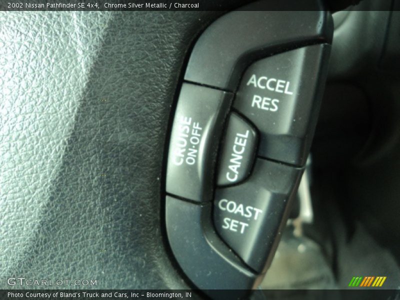 Chrome Silver Metallic / Charcoal 2002 Nissan Pathfinder SE 4x4