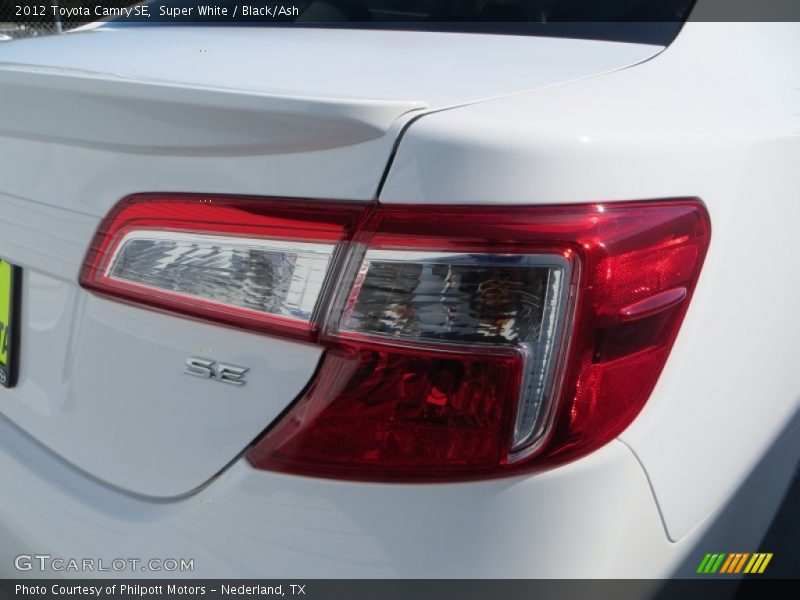 Super White / Black/Ash 2012 Toyota Camry SE
