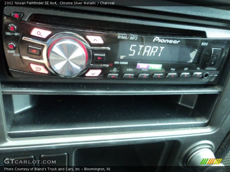 Chrome Silver Metallic / Charcoal 2002 Nissan Pathfinder SE 4x4