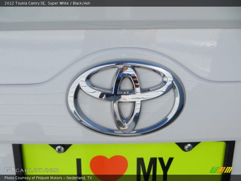Super White / Black/Ash 2012 Toyota Camry SE