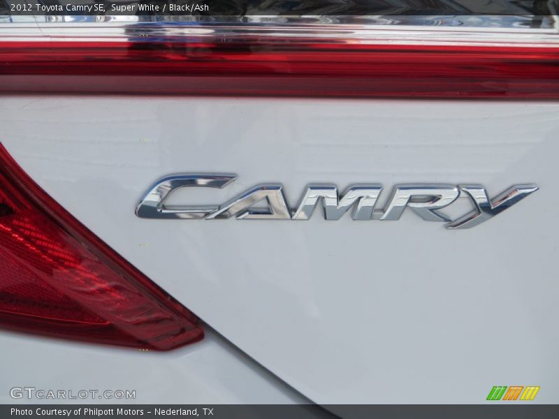 Super White / Black/Ash 2012 Toyota Camry SE