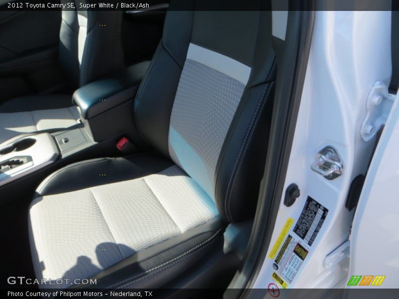 Super White / Black/Ash 2012 Toyota Camry SE