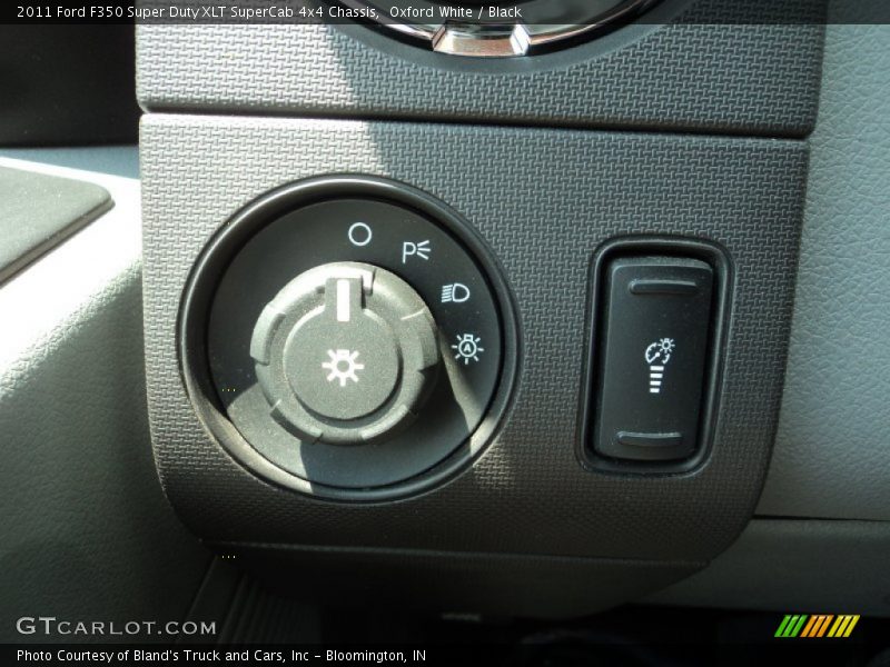 Oxford White / Black 2011 Ford F350 Super Duty XLT SuperCab 4x4 Chassis