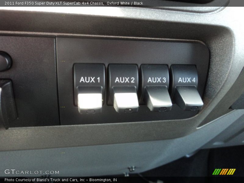 Oxford White / Black 2011 Ford F350 Super Duty XLT SuperCab 4x4 Chassis
