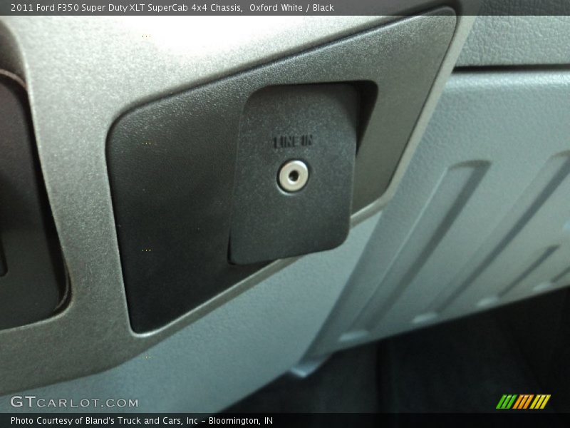 Oxford White / Black 2011 Ford F350 Super Duty XLT SuperCab 4x4 Chassis