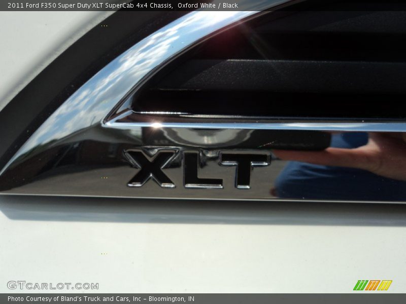 Oxford White / Black 2011 Ford F350 Super Duty XLT SuperCab 4x4 Chassis