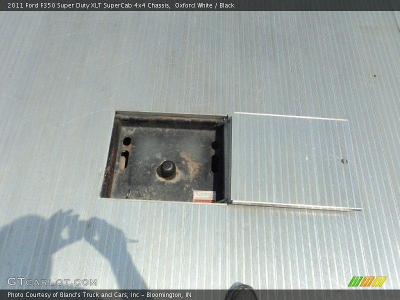 Oxford White / Black 2011 Ford F350 Super Duty XLT SuperCab 4x4 Chassis