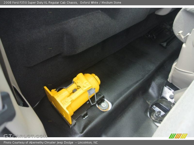 Oxford White / Medium Stone 2008 Ford F350 Super Duty XL Regular Cab Chassis