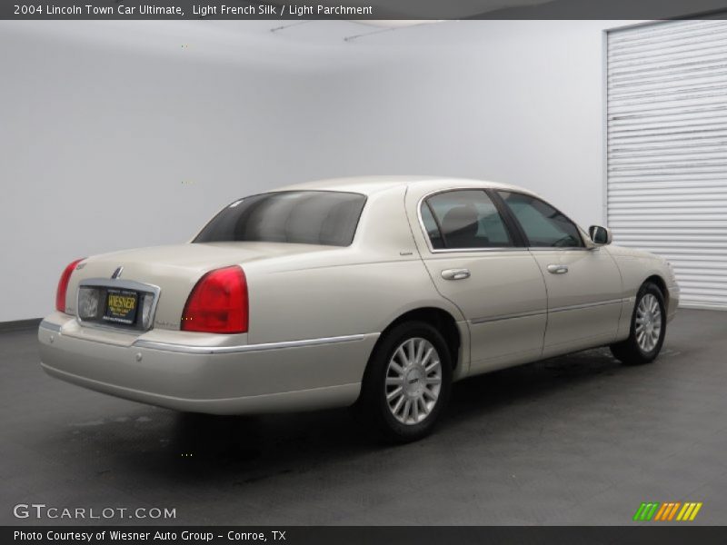 Light French Silk / Light Parchment 2004 Lincoln Town Car Ultimate