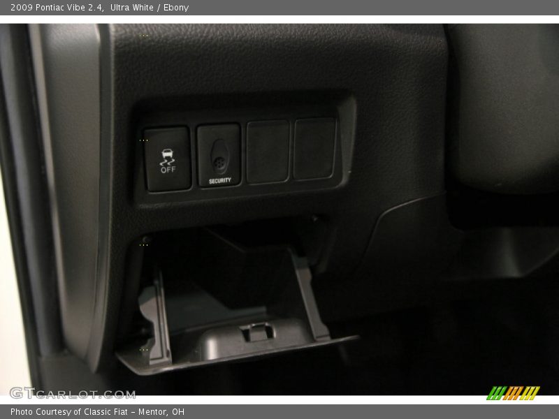 Ultra White / Ebony 2009 Pontiac Vibe 2.4