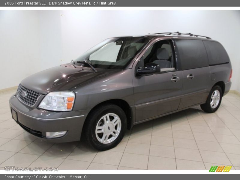 Front 3/4 View of 2005 Freestar SEL