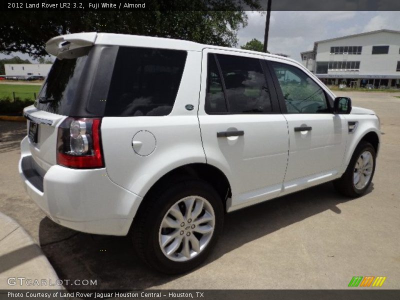 Fuji White / Almond 2012 Land Rover LR2 3.2