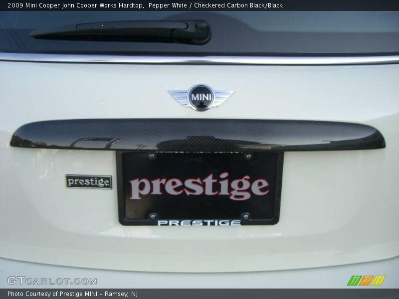 Pepper White / Checkered Carbon Black/Black 2009 Mini Cooper John Cooper Works Hardtop
