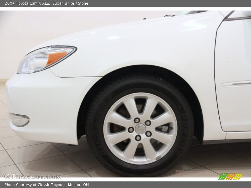Super White / Stone 2004 Toyota Camry XLE