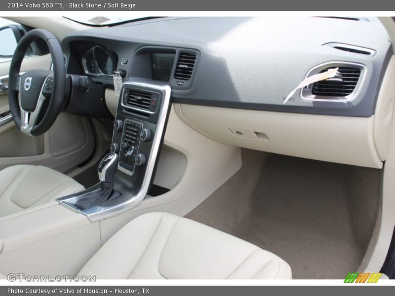 Dashboard of 2014 S60 T5