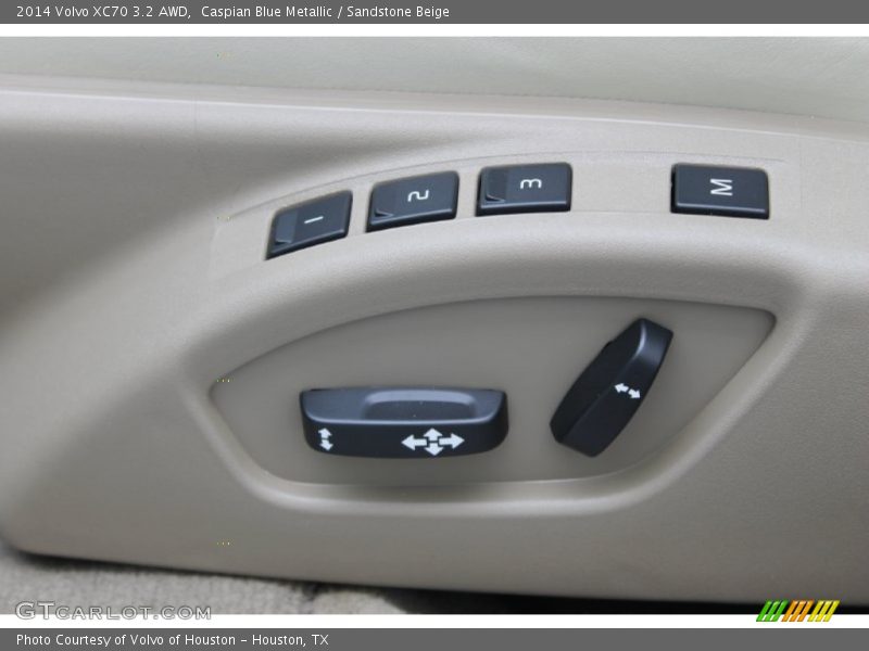 Controls of 2014 XC70 3.2 AWD