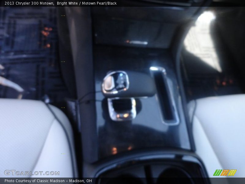 Bright White / Motown Pearl/Black 2013 Chrysler 300 Motown