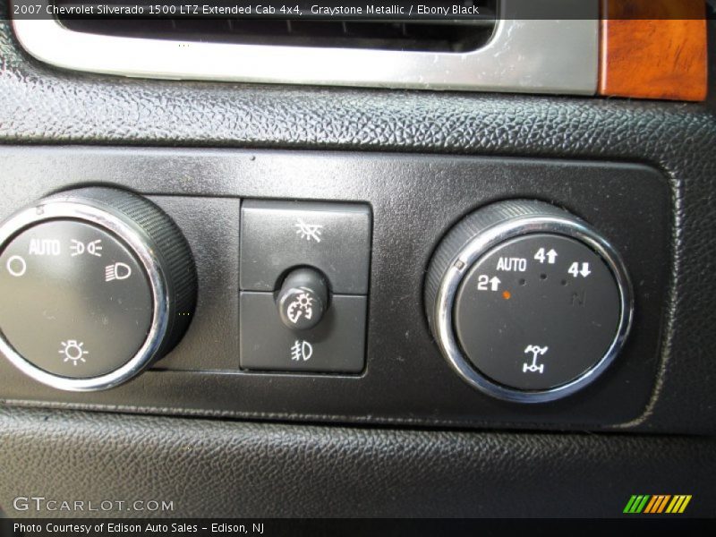 Controls of 2007 Silverado 1500 LTZ Extended Cab 4x4