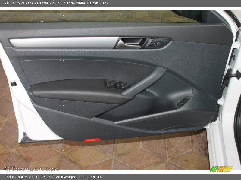 Candy White / Titan Black 2013 Volkswagen Passat 2.5L S