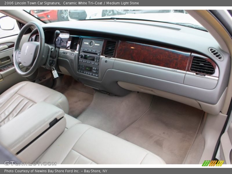 Ceramic White Tri-Coat / Medium Light Stone 2006 Lincoln Town Car Signature