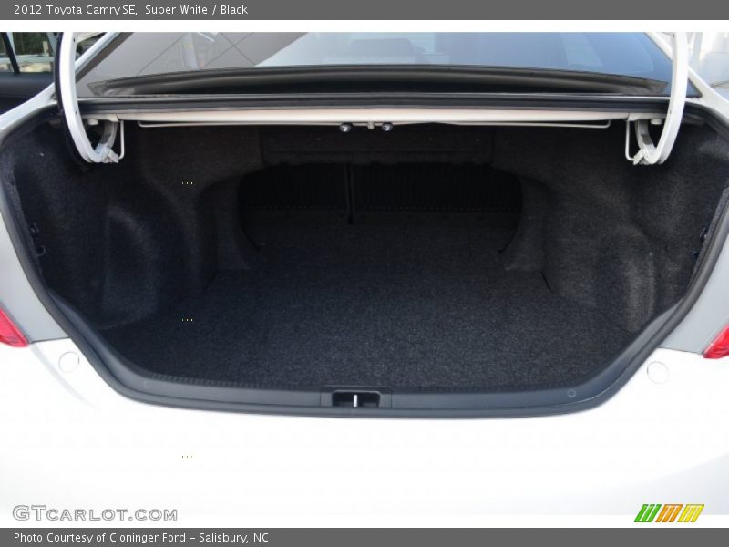 Super White / Black 2012 Toyota Camry SE