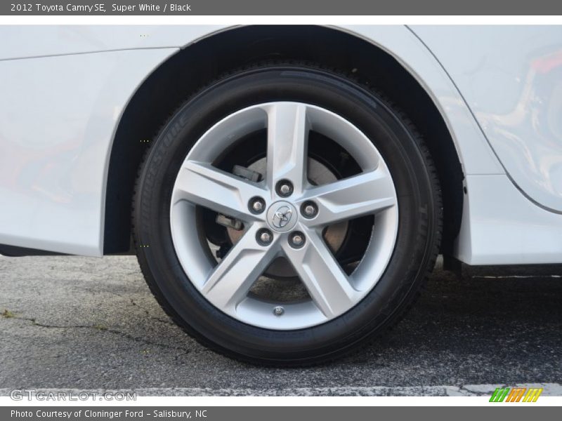 Super White / Black 2012 Toyota Camry SE