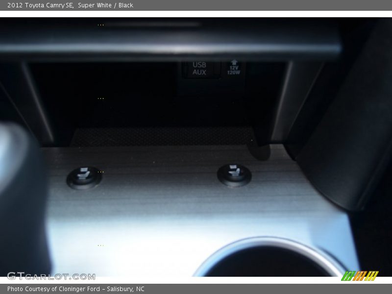 Super White / Black 2012 Toyota Camry SE