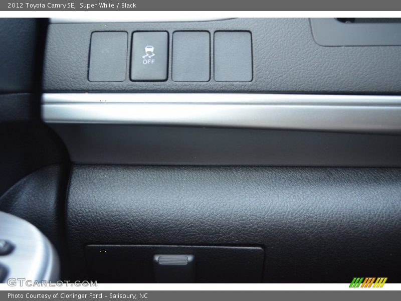 Super White / Black 2012 Toyota Camry SE