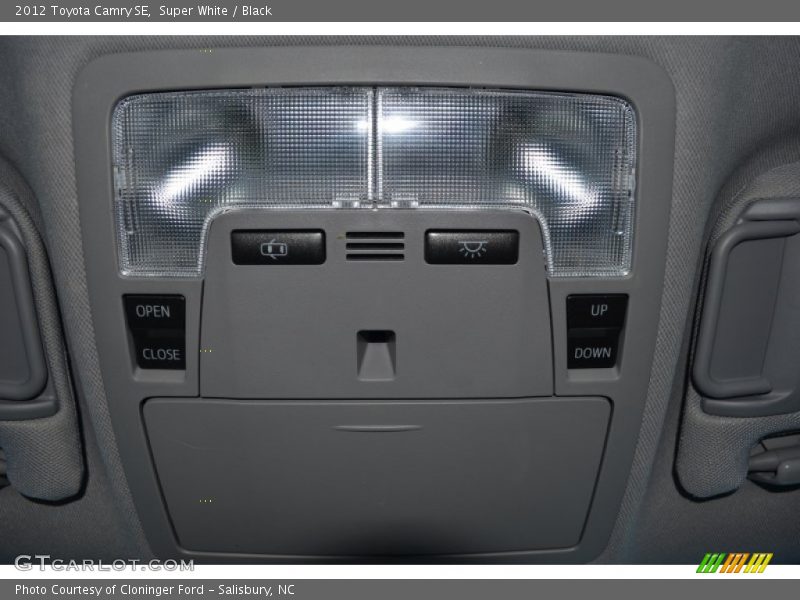 Super White / Black 2012 Toyota Camry SE