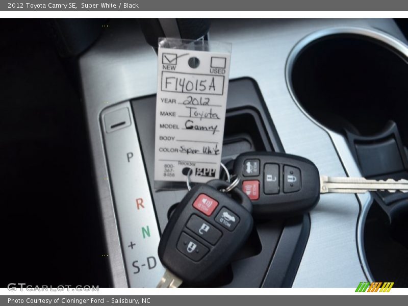 Super White / Black 2012 Toyota Camry SE