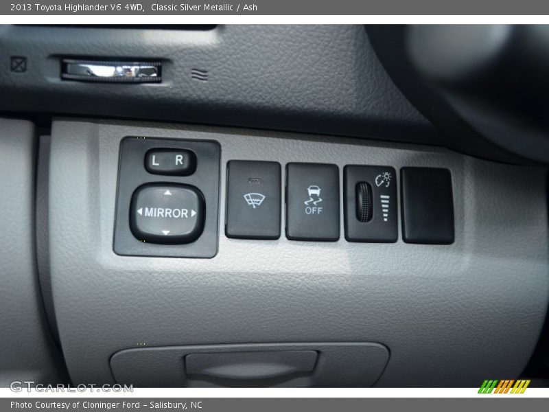 Classic Silver Metallic / Ash 2013 Toyota Highlander V6 4WD