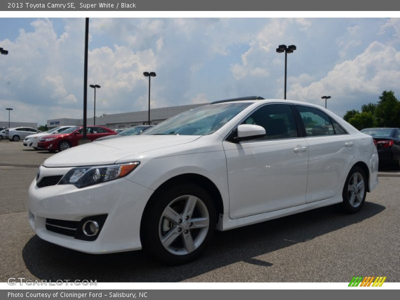 Super White / Black 2013 Toyota Camry SE