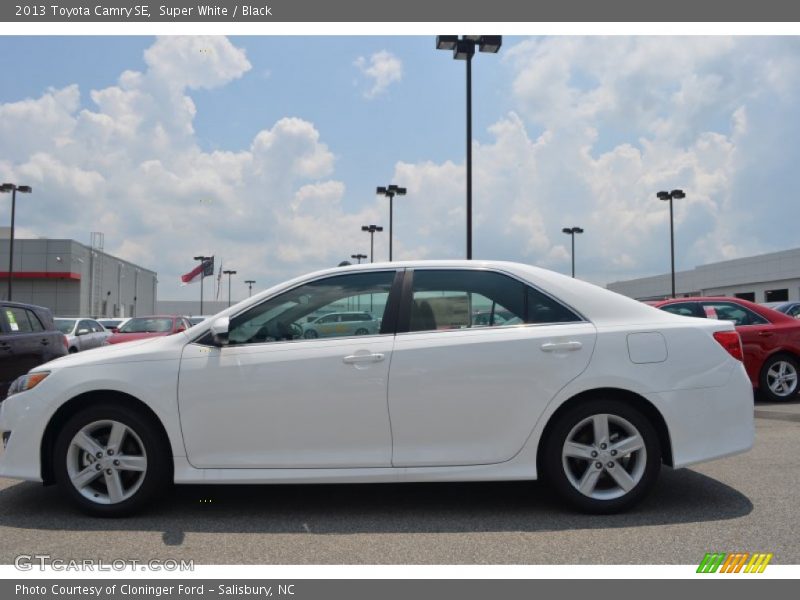 Super White / Black 2013 Toyota Camry SE