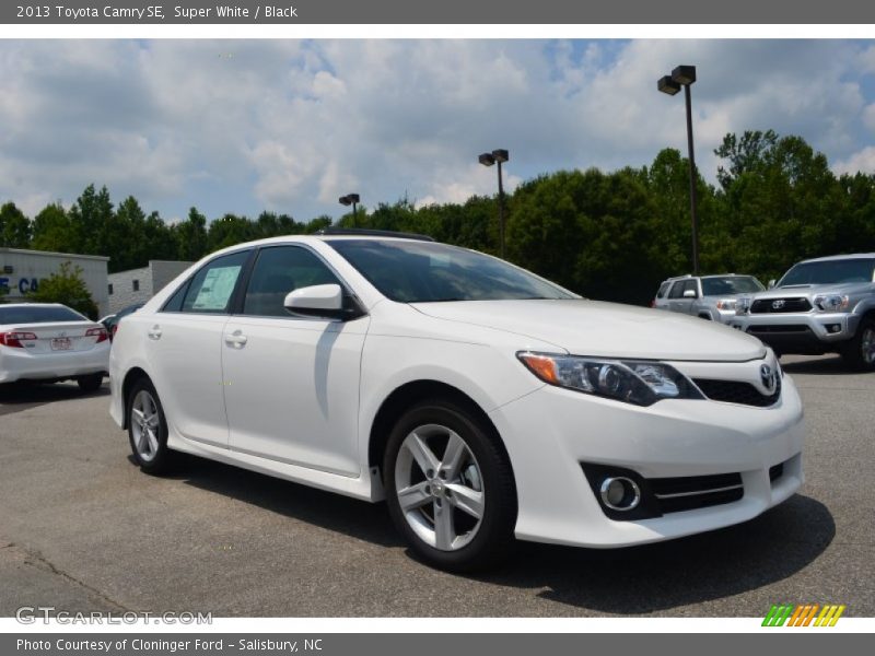 Super White / Black 2013 Toyota Camry SE