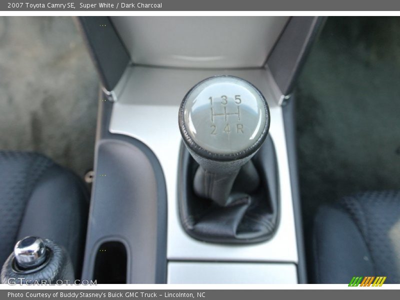 Super White / Dark Charcoal 2007 Toyota Camry SE