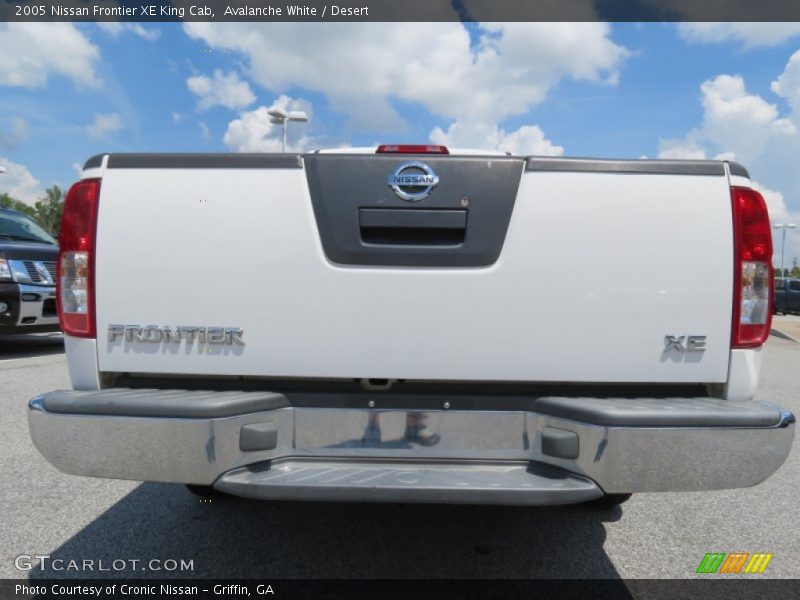 Avalanche White / Desert 2005 Nissan Frontier XE King Cab