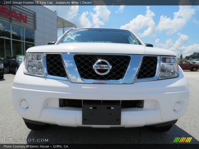 Avalanche White / Desert 2005 Nissan Frontier XE King Cab