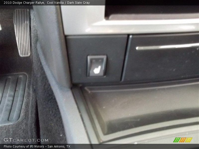 Cool Vanilla / Dark Slate Gray 2010 Dodge Charger Rallye