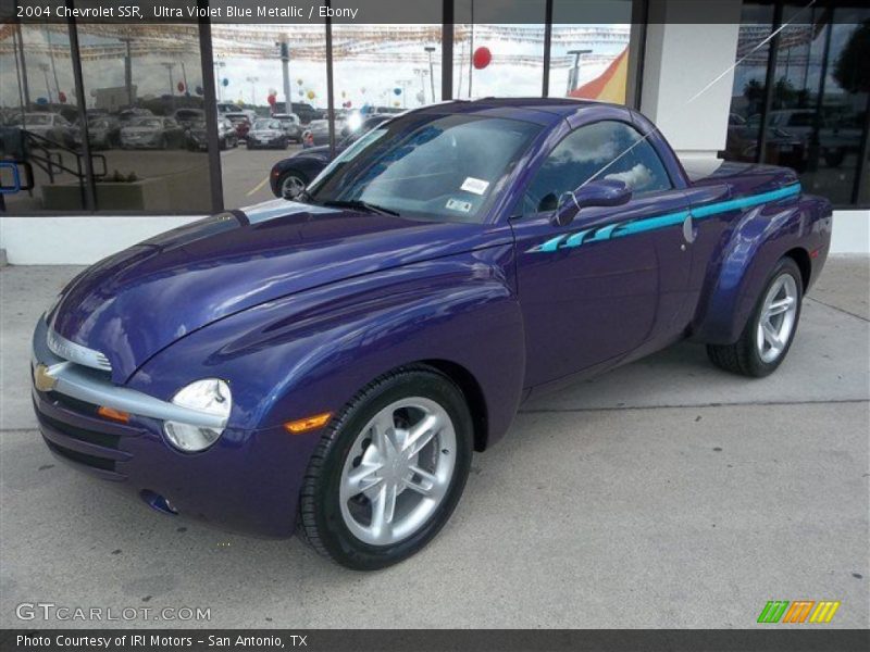 Front 3/4 View of 2004 SSR 