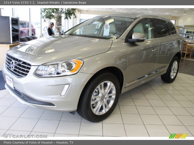 Front 3/4 View of 2014 XC60 3.2