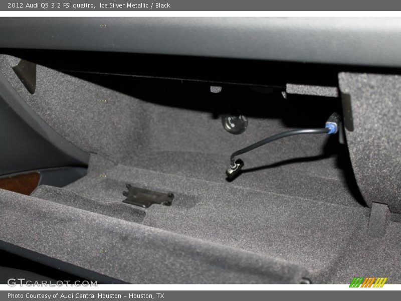 Ice Silver Metallic / Black 2012 Audi Q5 3.2 FSI quattro