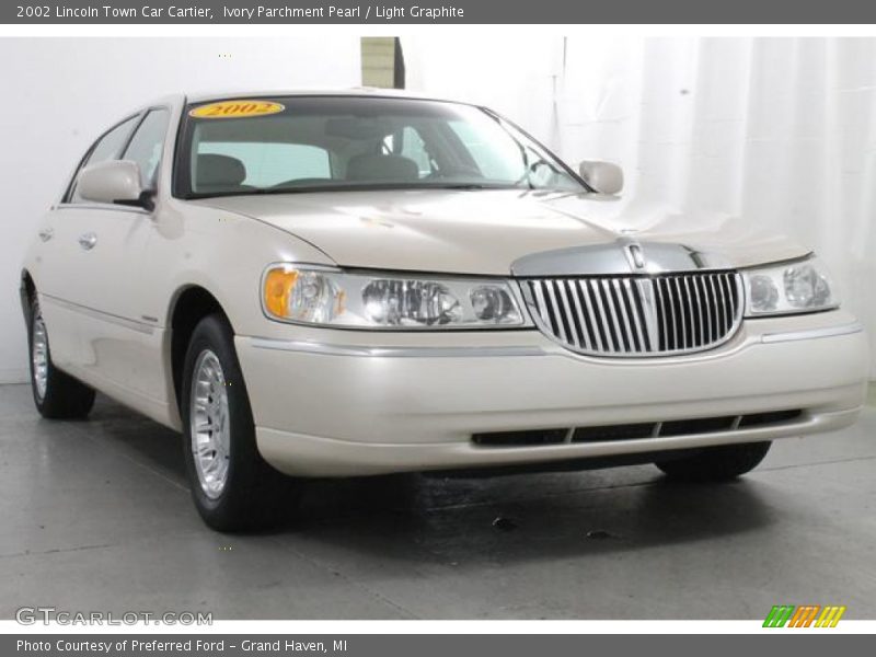 Ivory Parchment Pearl / Light Graphite 2002 Lincoln Town Car Cartier