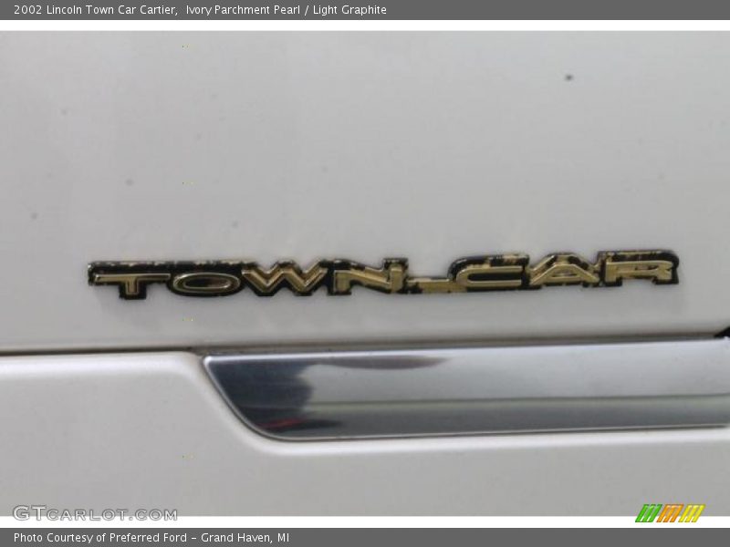 Ivory Parchment Pearl / Light Graphite 2002 Lincoln Town Car Cartier