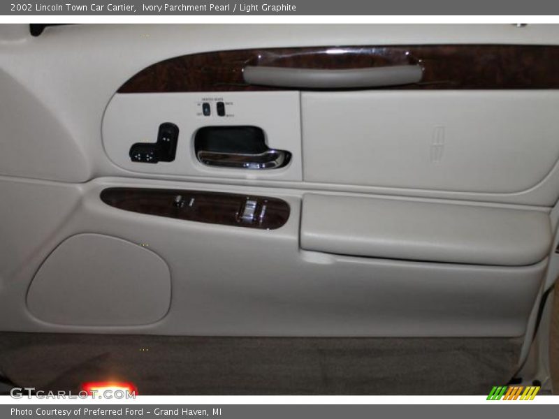 Ivory Parchment Pearl / Light Graphite 2002 Lincoln Town Car Cartier
